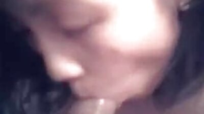 Горещата азиатска приятелка обича порно лелки да се чука пред камерата