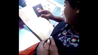 Мама показва на тийнейджърската дъщеря как да угоди на porno s lelki мъжа