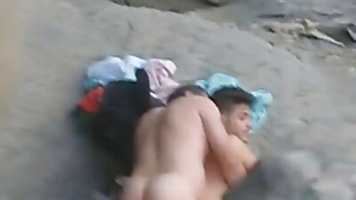 Грудаста тийнейджърка е гола порно с възрастни мъже на видеокамера